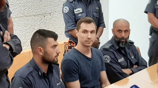 Алексей Бурков (посередине) в суде Израиля во время слушания по его жалобе на экстрадицию