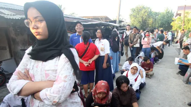 Siswa dan orang tua murid harus mengantre panjang saat mengikuti seleksi Penerimaan Peserta Didik Baru (PPDB) sistem zonasi.