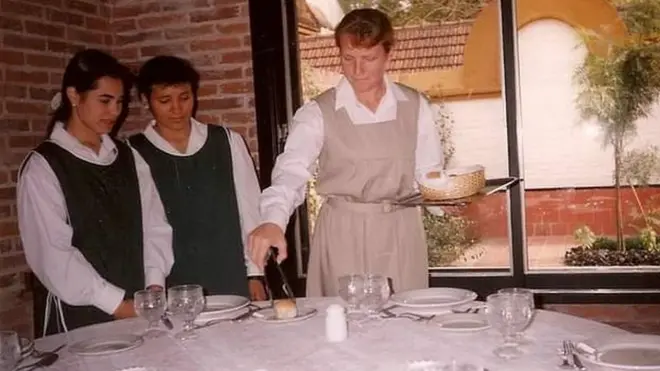 Clases prácticas en la llamada "escuela de mucamas" del Opus en los años 2000.