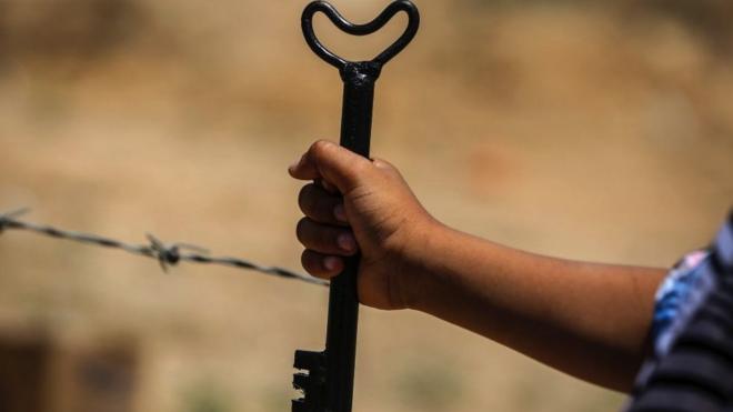 Palestinski dečak drži ključ kao večni podsetnik da će se nekada vratiti kući