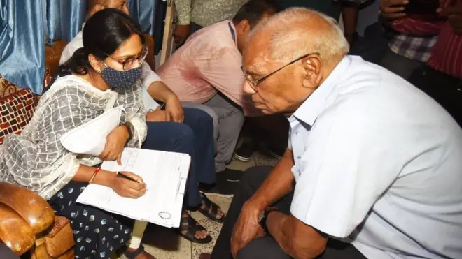 19 अप्रैल को पटना में जातिगत जनगणना करती एक महिला अधिकारी