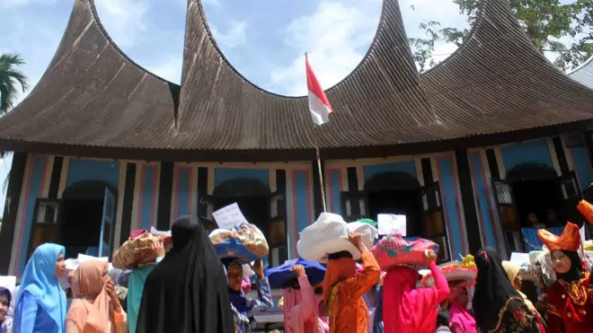 Perempuan yang disebut sebagai Bundo Kanduang membawa bingkisan ke rumah Tan Malaka.