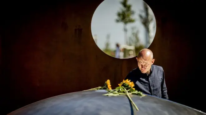 К мемориалу погибших пассажиров рейса MH17 в Нидерландах близкие жертв кладут подсолнухи. Близ аэропорта Схипхол, откуда вылетел "Боинг", специально высажено целое поле подсолнечника - такое же, как на месте крушения самолета в Донецкой области