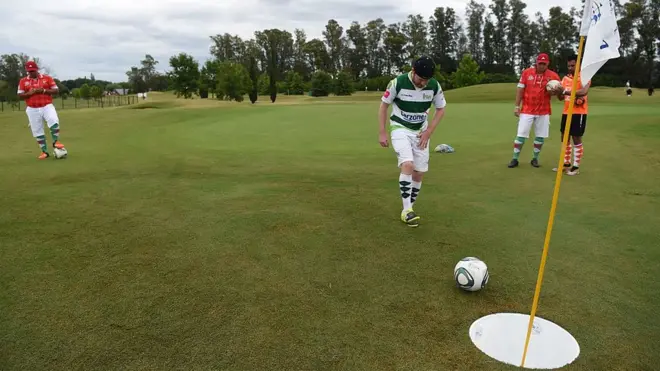 El footgolf se ha convertido en un fenómeno, aunque apenas se creó en 2009 en Holanda ya se practica en más de 30 países alrededor del mundo.