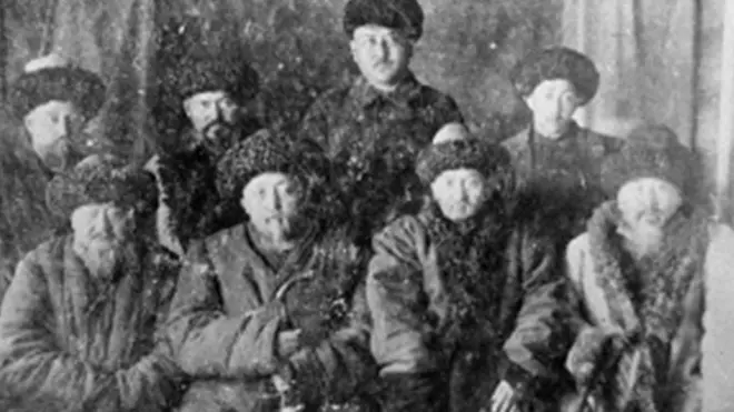 Шабдан Жантаевдин уулдары: Самудин Шабданов (биринчи катарда солдон экинчи), Кемел Шабданов (экинчи катарда солдон биринчи), Мокуш Шабдан уулу (экинчи турган 1916-жылы хан болуп шайланган эле)