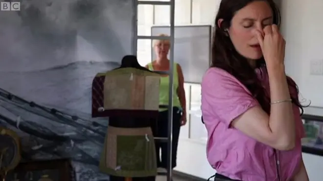 Devojka oponaša zvuk kitova.