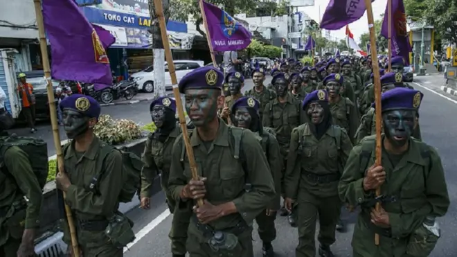 Ratusan anggota Resimen Mahasiswa (Menwa) mengikuti pawai bela negara di kawasan Tugu Pal Putih, DI Yogyakarta, Rabu (28/2). Pawai bela negara yang diikuti Komando Resimen Mahasiswa, TNI, Polri dan relawan tersebut dalam rangka memperingati peristiwa Serangan Umum 1 Maret 1949.