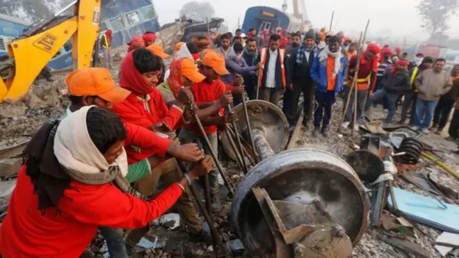 تبحث فرق الإنقاذ بين الحطام بحثا عن ناجين محتملين