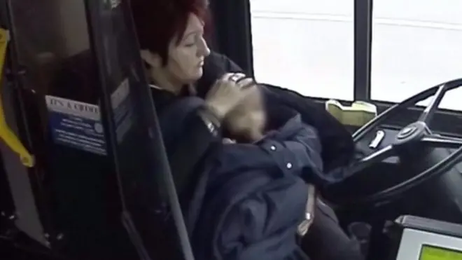 تلقت سائقة حافلة في مدينة ميلواكي في ويلاية ويسكونسون الأمريكية، تكريما لانقاذها طفلة صغيرة كانت تمشي في الشارع لوحدها.