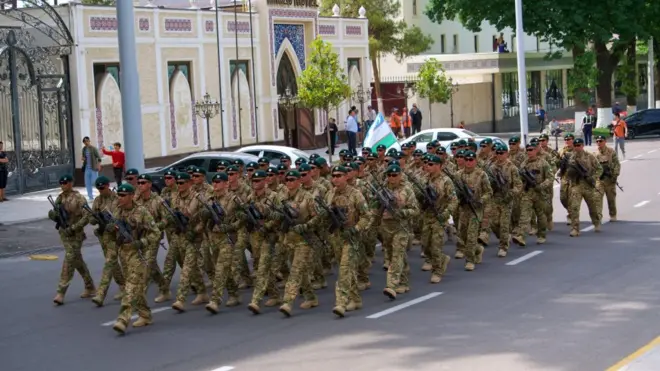 Тошкент кўчаларида ҳарбийларнинг тантаналаи юриши анъанага айланмоқда