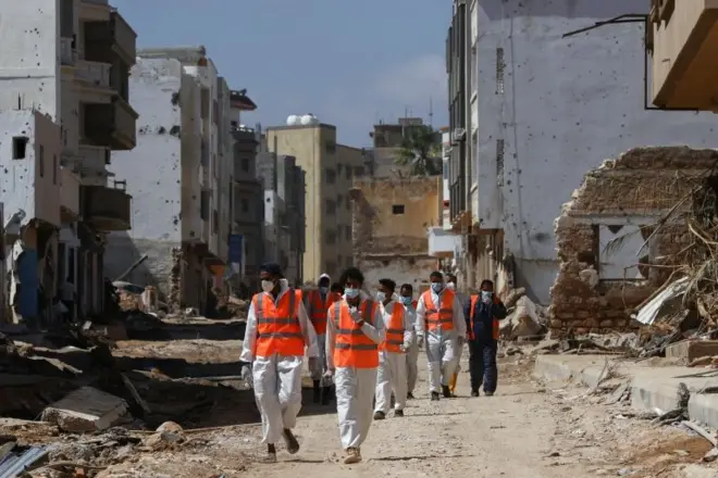 المتطوعون في فريق البحث والإنقاذ في درنة