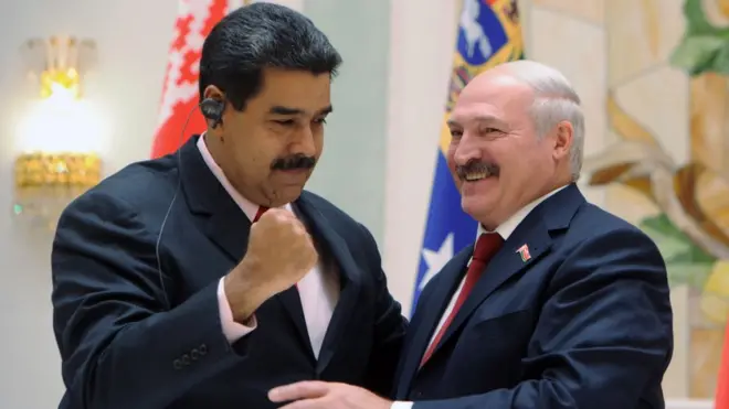 Nicolás Maduro e Aleksandr Lukashenko sorriem ao se cumprimentar, aparentemente em evento