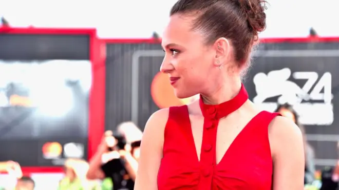 بطلة مسلسل Unorthodox