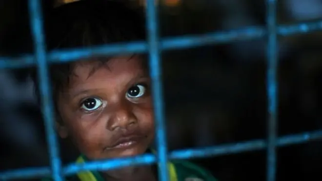 เด็กชายชาวโรฮิงญาในค่ายพักซึ่งใช้สถานที่ของโรงเรียนประถมแห่งหนึ่งในบังกลาเทศ