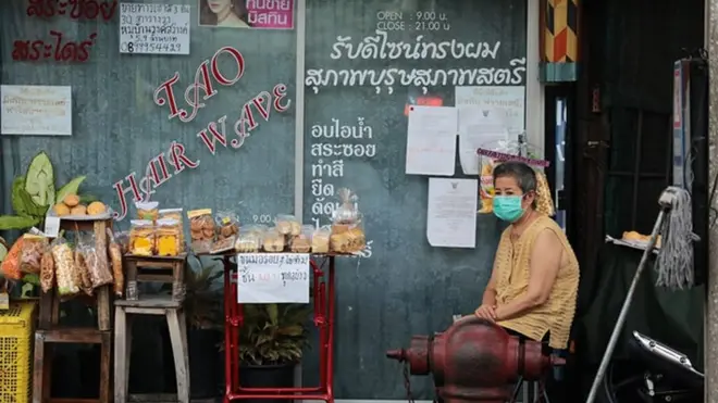 ร้านตัดผมเป็นหนึ่งในกิจการกลุ่มแรกที่ได้รับการผ่อนปรนให้กลับมาเปิดบริการในวันที่ 3 พ.ค. แต่ต้องปฏิบัติตามมาตรการควบคุมโรคที่ ศบค.หรือผู้ว่าราชการจังหวัดประกาศ