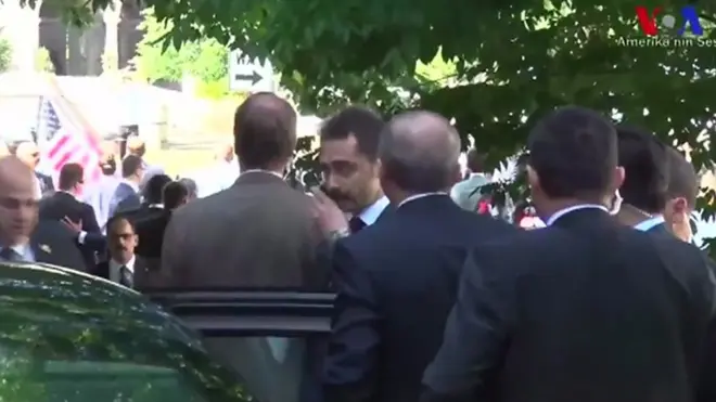 Cumhurbaşkanı Erdoğan kavgayı izlerken