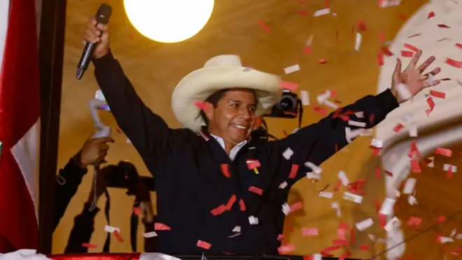 Pedro Castillo este martes desde el balcón de la sede de Perú Libre en Lima.