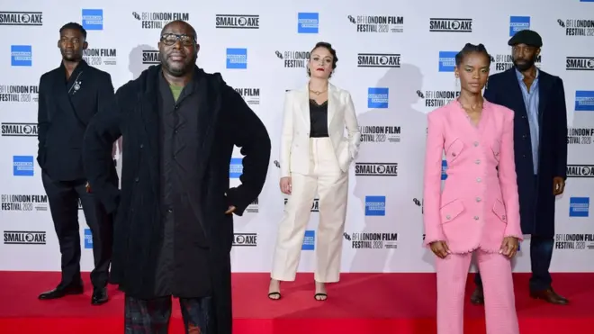 مخرج الفيلم وبعض كادره على السجادة الحمراء قبل الافتتاح