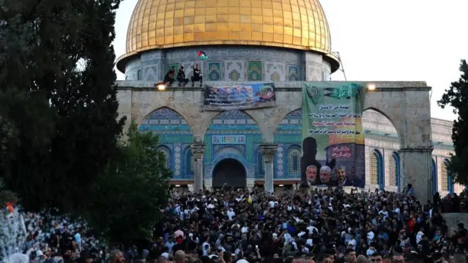 تخلل الصلاة رفع أعلام فلسطينية