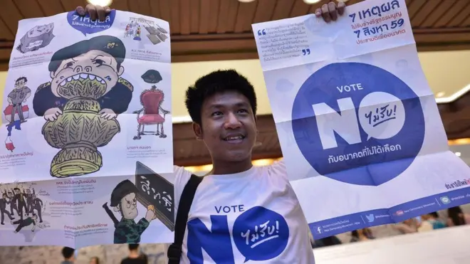 ไผ่ ดาวดิน ระหว่างทำกิจกรรมรณรงค์โหวตโน ในงานหนังสือแห่งชาติ เมื่อวันที่ 6 เมษายน 2559