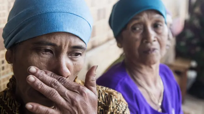 Seorang warga bernama Iyom menunggu kabar keluarganya yang menjadi korban tanah longsor di Kampung Cimapag, Kecamatan Cisolok, Kabupaten Sukabumi.