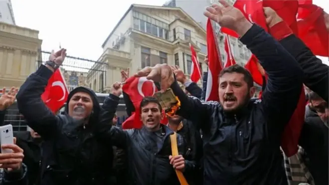 صدر اردوغان کے حامیوں نے روٹرڈیم میں ریلی میں وزیر کو شرکت نہ کرنے دینے کے فیصلے کے خلاف مظاہرہ کیا ہے