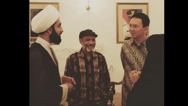 "Gubernur Jakarta, Ahok, adalah satu-satunya yang pas memimpin Indonesia," cuitnya.