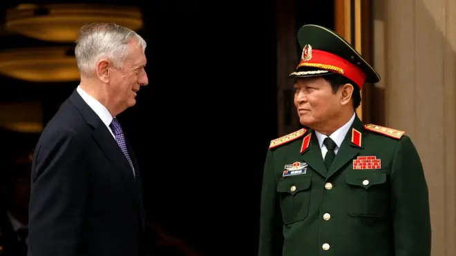Bộ trưởng Quốc phòng Hoa Kỳ Jim Mattis (trái) tiếp Tướng Ngô Xuân Lịch hôm 8/8 tại Washington