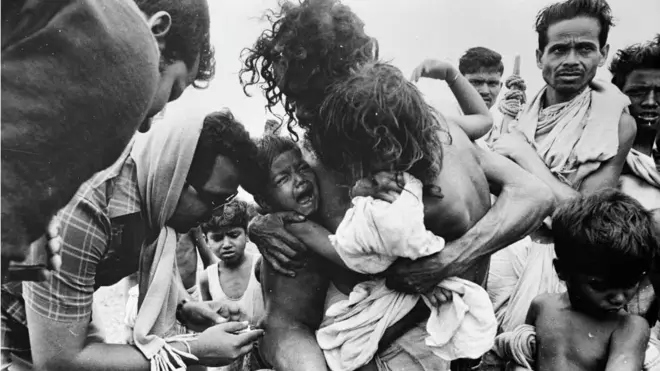 1971 में कॉलेरा महामारी के दौरान इंजेक्शन लगवाता एक बच्चा