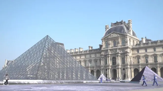 بالفيديو: خداع بصري في فناء متحف اللوفر