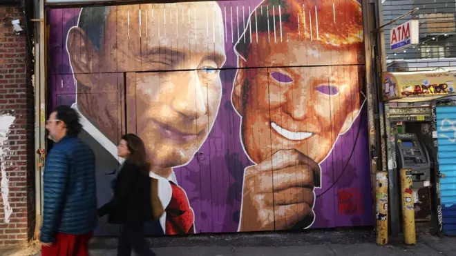 Một bức tranh tường trong phố Brooklyn, New york, Mỹ minh họa Putin lật chiếc mặt là Trump
