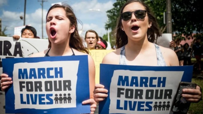 เดินขบวนเรียกร้องให้รัฐบาลสหรัฐฯ ควบคุมอาวุธปืน