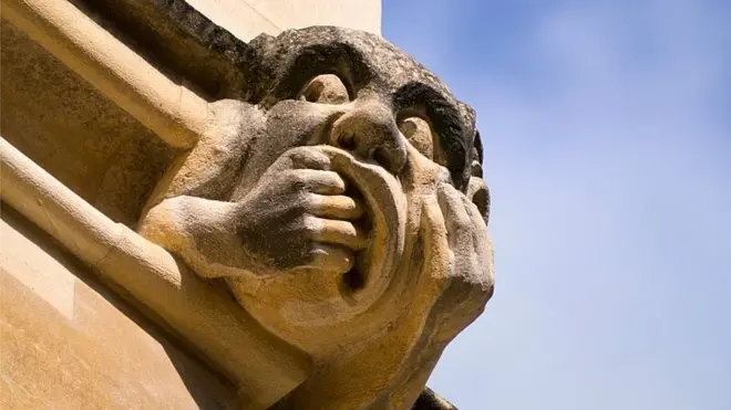 Статуя із шокованим виразом обличчя