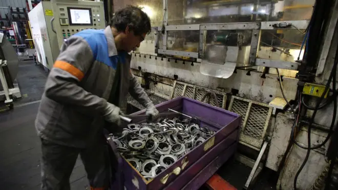 Bagi karyawan, ketidakpastian kerja tidak hanya menyangkut ancaman PHK tetapi juga terkait dengan kecemasan masa depan peran kita.