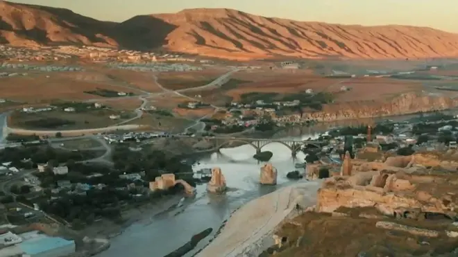 المياه ستغمر جزءا كبيرا من بلدة حسن كيف في تركيا بسبب سد للطاقة الكهرومائية. وتقول الحكومة إن المشروع ضروري لتوفير الطاقة لجنوب شرقي تركيا ولري الحقول.