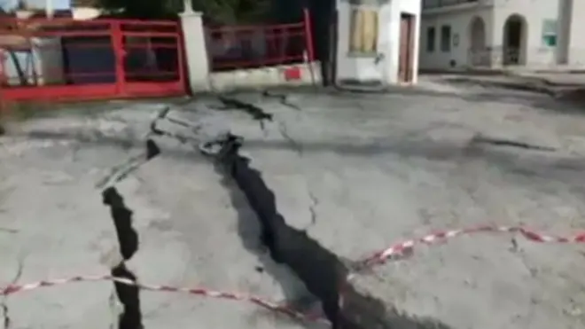 Grieta en el pueblo de Ponzano, Italia