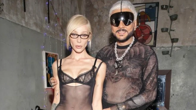 Олар автобуста бір оқушыны сипалап жүр