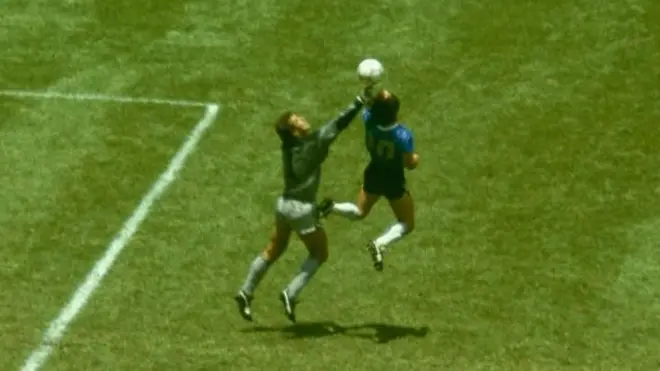La "Mano de Dios" de Maradona sobre Shilton.