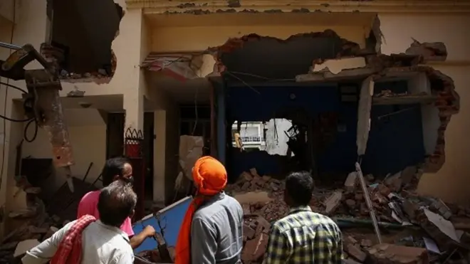 هندي چارواکو د اسلام پیغمبر محمد (ص) ته د سپکاوي په غبرګون کې لاریونونو او اړ و دوړ کې د مشکوکو ښکېلو ځینو مسلمانانو کورونه ویجاړ کړي.