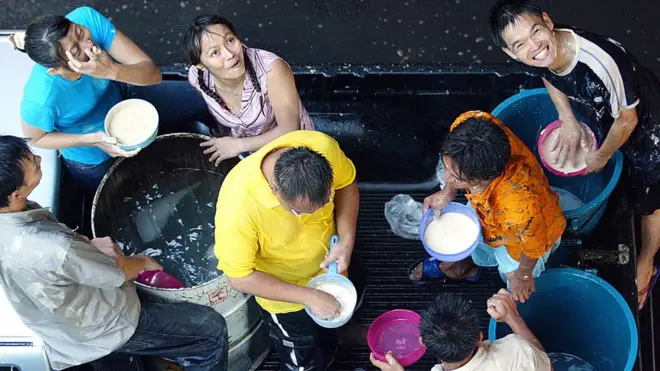 คนนั่งท้ายรถกระบะ