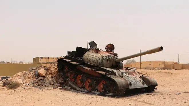 Sirte'deki cephe hattında zarar görmüş askeri araçlar duruyor
