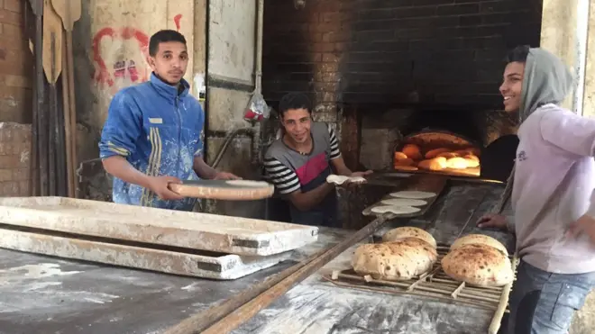 Dans la boulangerie du souq dit du lundi, une ivre égyptienne ne permette d'acheter que trois pains