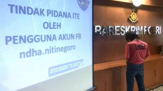 KB, pria yang diduga menyebar hoaks selama setahun, diduga meraih ribuan dolar AS dari pemasangan iklan di blog miliknya.