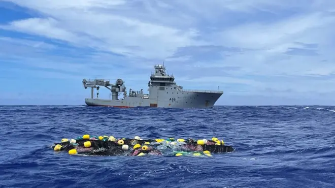 ပင်လယ်ထဲ မြောနေတဲ့ ကိုကင်းထုပ်တွေ 