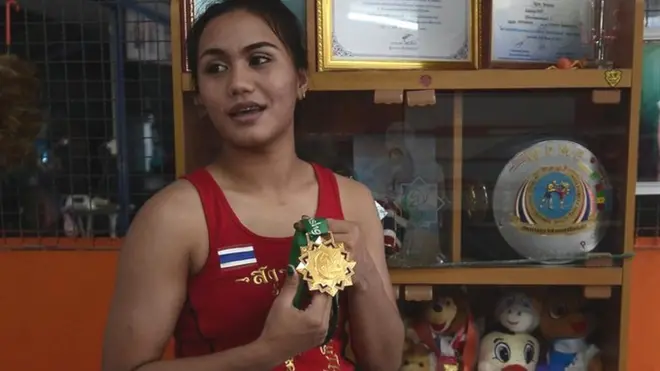 รัชฎาพรถ่ายรูปพร้อมกับเหรียญทอง