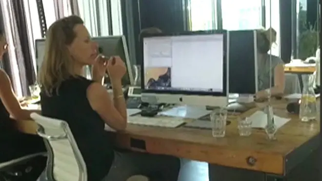 En esta empresa holandesa está tan mal visto que los empleados se queden hasta tarde que a las 6 pm los escritorios se elevan hasta el techo y nadie puede continuar trabajando.