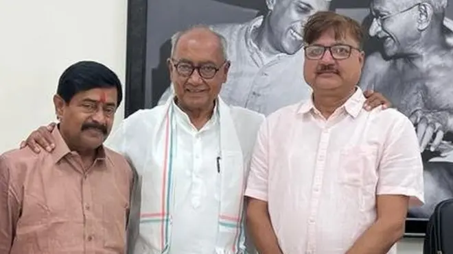 पूर्व कांग्रेसी मुख्यमंत्री दिग्विजय सिंह से मुलाक़ात करते दीपक जोशी