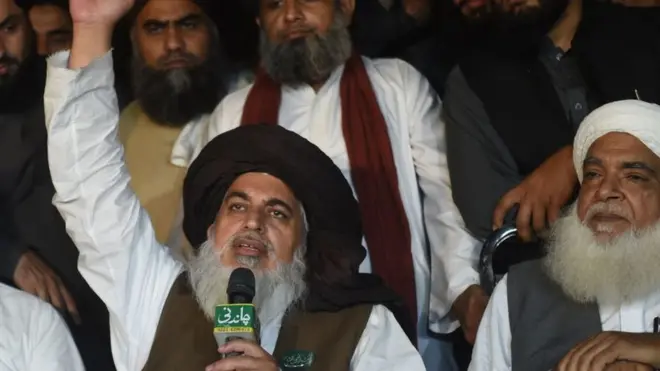 گذشتہ سال نومبر میں فیض آباد پر دھرنے کے بعد جماعت کی قیادت خادم حسین رضوی اور پیر افضل قادری سمیت درجنوں افراد کے خلاف انسداد دہشت گردی کی دفعات کے تحت مقدمات درج کیے گئے تھے