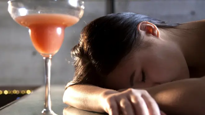 बार में शराब पी रही महिला