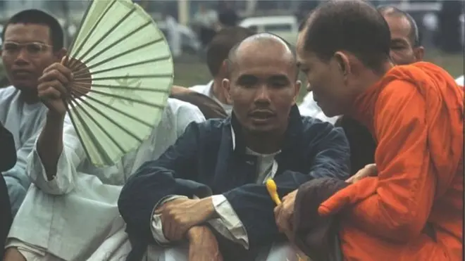 Nhà sư Thích Trí Quang bên ngoài Dinh Độc lập ở Sài Gòn, nơi ông dàn dựng một buổi biểu tình ngồi cùng với các nhà sư Phật giáo khác Ông yêu cầu Tổng thống Nguyễn Văn Thiệu rút lại một sắc lệnh công nhận phe phái ôn hòa, do lãnh đạo thân chính phủ là Thích Tam Châu, làm Giáo hội Phật giáo chính thức vào năm 1967.